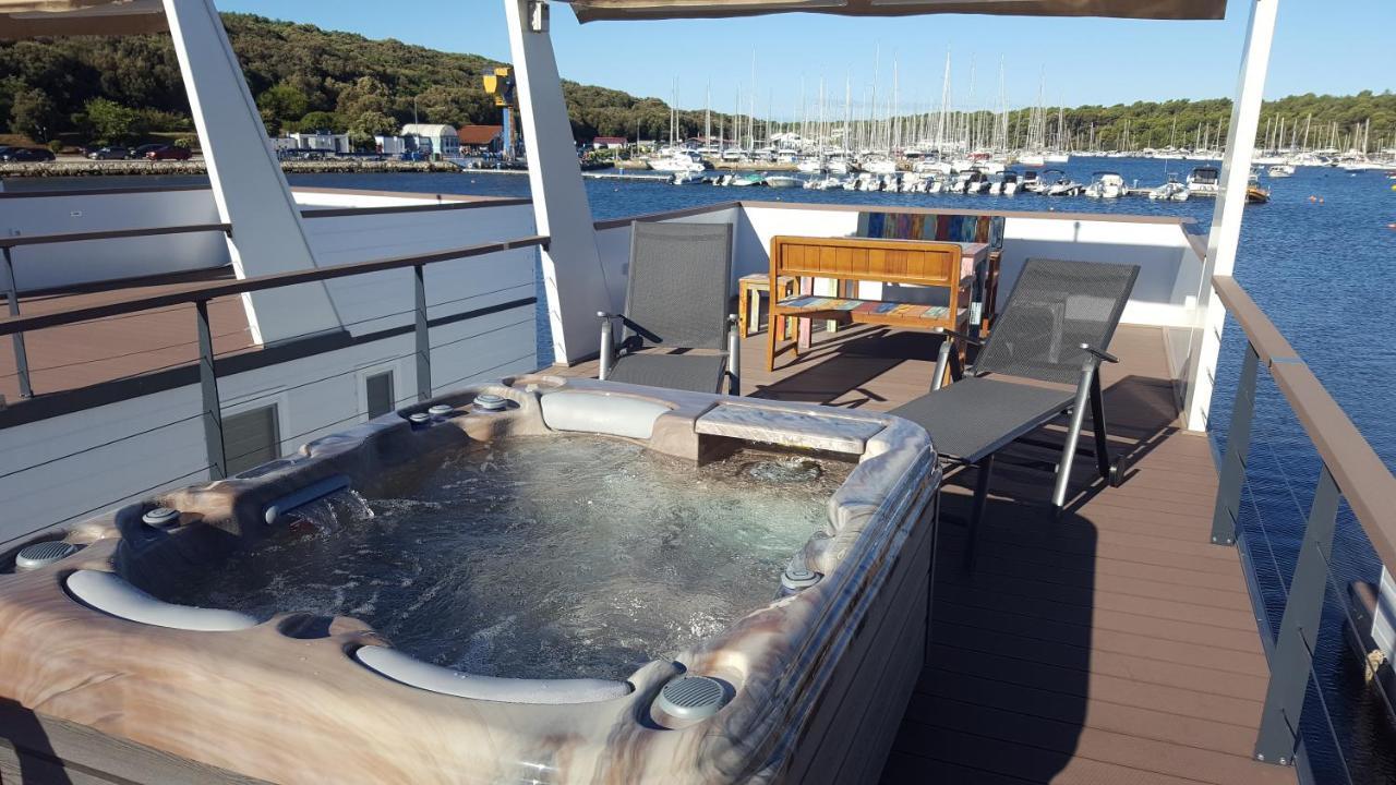 Hotel Hausboot Pula - Floating House Water Lily Exterior foto