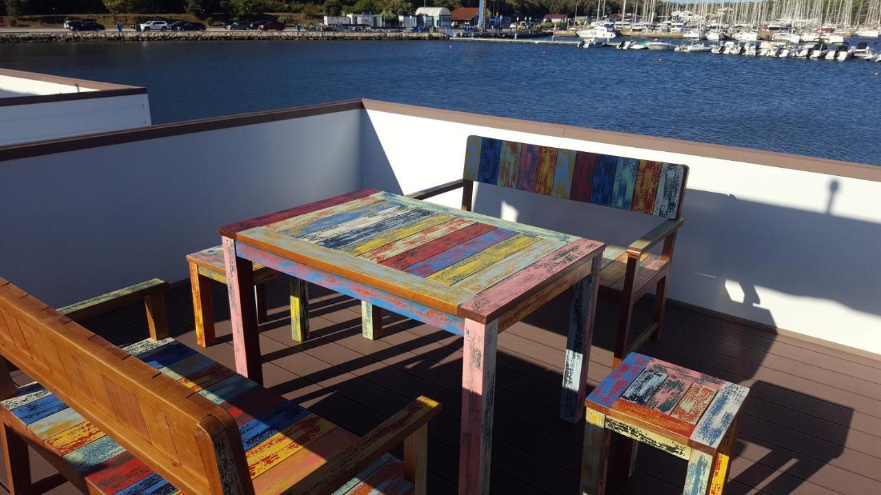 Hotel Hausboot Pula - Floating House Water Lily Exterior foto