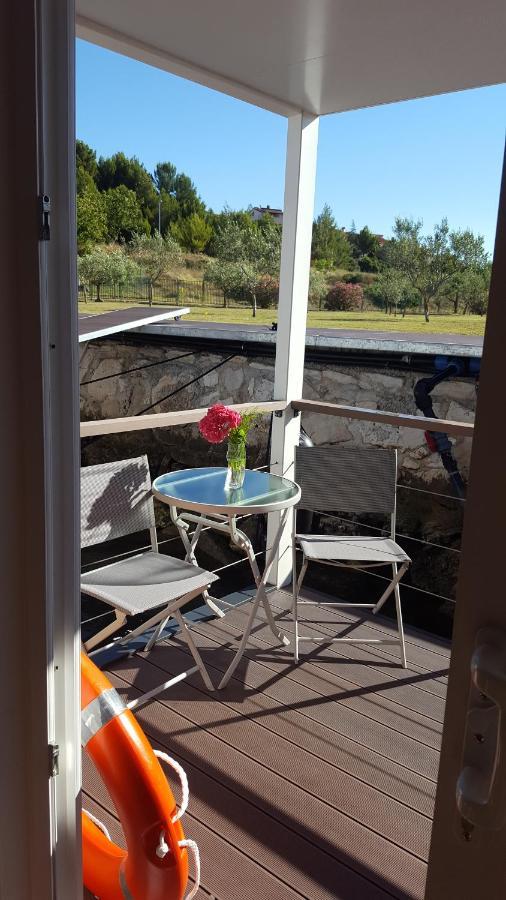 Hotel Hausboot Pula - Floating House Water Lily Exterior foto